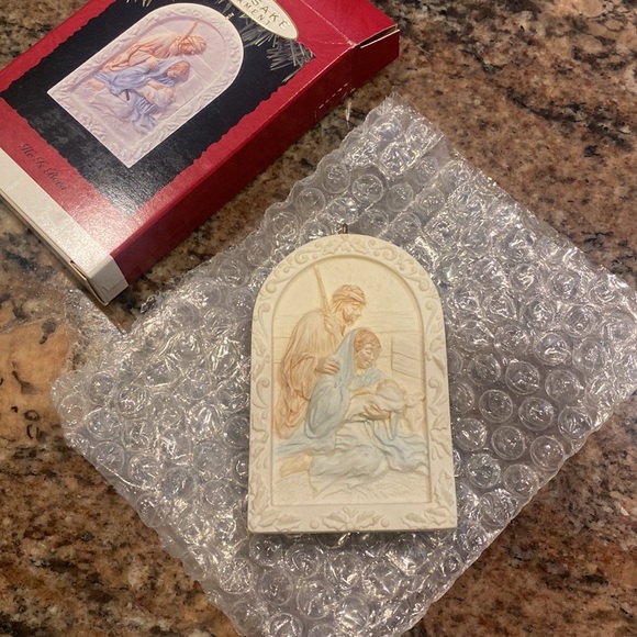 Vintage 1993 Hallmark Keepsake Hanging Ornament “He Is Born” w/ Box Ex Condition - Picture 7 of 8